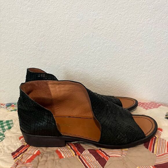 Free People Black Textured Leather Mont Blanc Flat Sandals Women's Size 39 8.5 - Picture 4 of 9